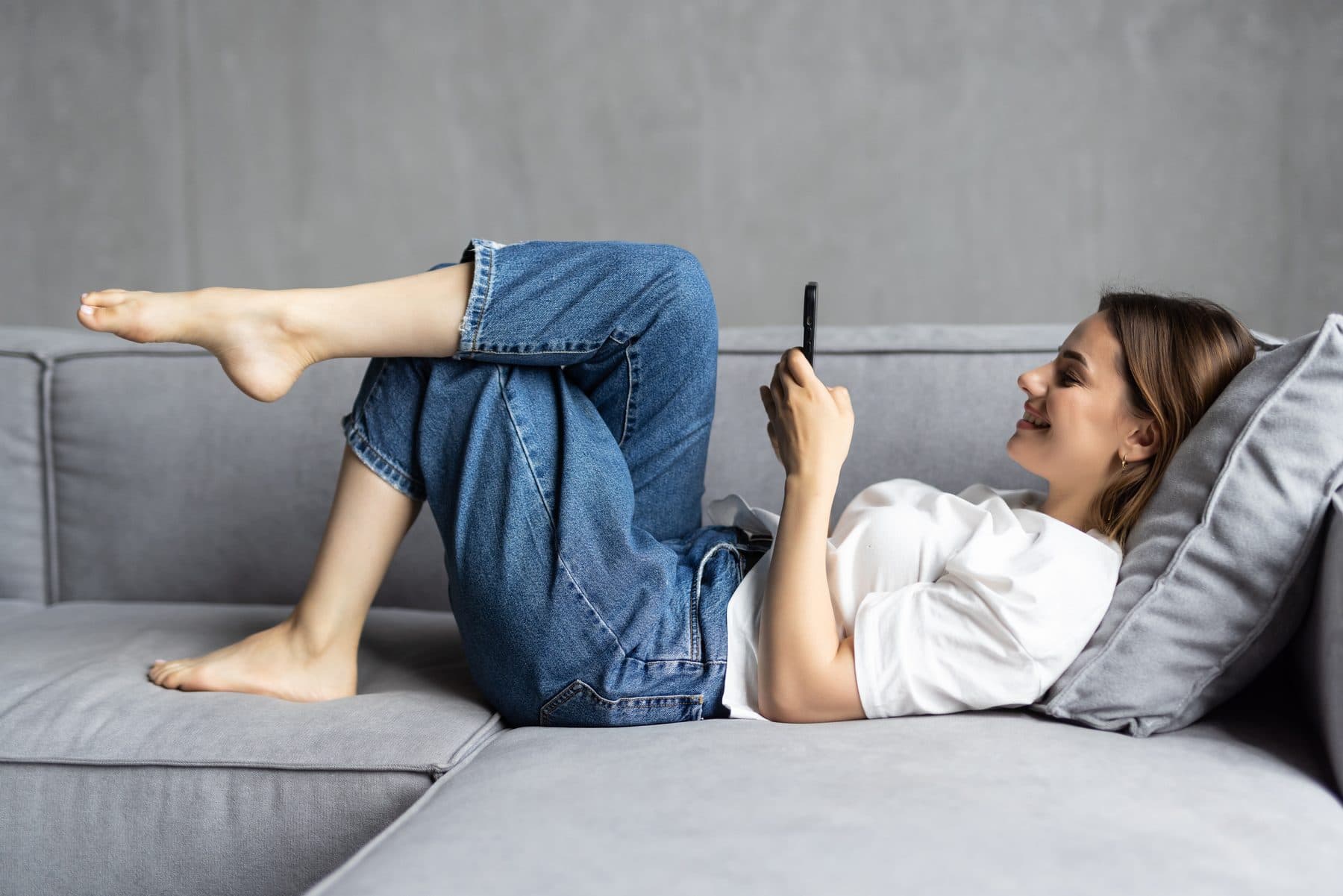 Iemand meldt zich vanaf de bank gratis aan met de telefoon